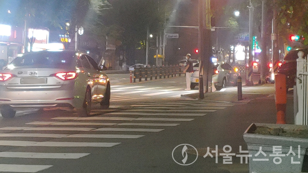오늘(4일) 국토교통부는 심야 호출료 인상을 골자로 하는 대책을 발표할 예정인 가운데 서울시는 택시 기본요금을 4천800원으로 1천 원 더 올리는 방안을 추진하고 있다. / 사진 = 최정인 기자