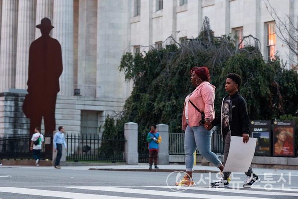 사람들이 4일 미국 워싱턴 D.C.의 한 거리를 가로질러 걷고 있다. 2022.11.4/신화통신