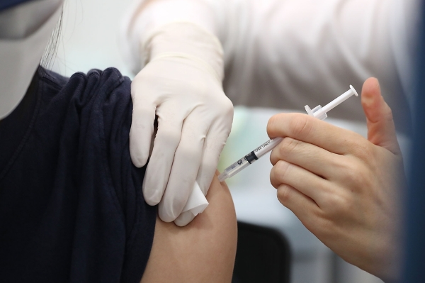 한 시민이 코로나19 백신을 접종 받고 있다. / 사진 = 서울뉴스통신 DB