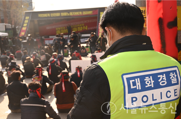 경찰청은 화물연대 집단운송거부 불법행위는 관용 없이 엄정한 법 집행을 예고했다. (2022.11.24) / 사진 = 서울뉴스통신 신현성 기자