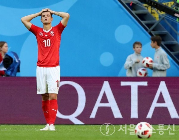 스위스의 그라닛 자카가 2018년 7월 3일 러시아 상트페테르부르크에서 열린 스웨덴과의 2018년 FIFA 월드컵 16강전 이후 반응하고 있다.