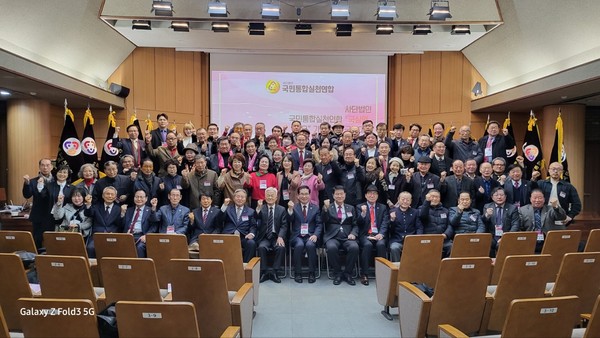 사)국민통합실천연합(국실련) 전국대회가 3월2일 오후 2시부터 서울 양재동 소재 매헌 윤봉길의사 기념관에서 열렸다. 결의문을 낭독한 후 송인환대표(앞줄 왼쪽에서 8번째)와 참석자들이 함께 기념촬영을 했다. 사진/국실연