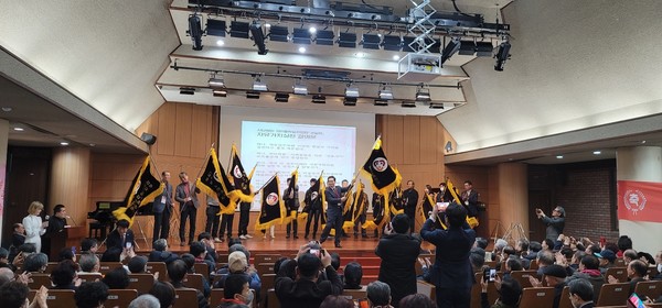 송인환대표가 전국 단체 회장 기수단 환호 속에 중앙회 기를 인수 받은 후 기를 힘차게 흔들고 있다. 사진/국실연