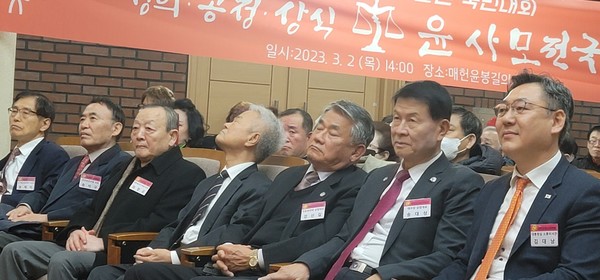 행사장에 참석한 김대남 대통령실 국민소통비서관(사진 오른쪽)이 행사 관계자의 진행 사항을 지켜보고 있다. 사진/국실연
