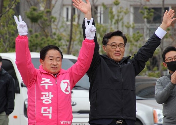 국민의 당 이진호(오른쪽) 전 국회의원 후보가 미래통합당 주광덕 후보를 지지한다고 선언했다.