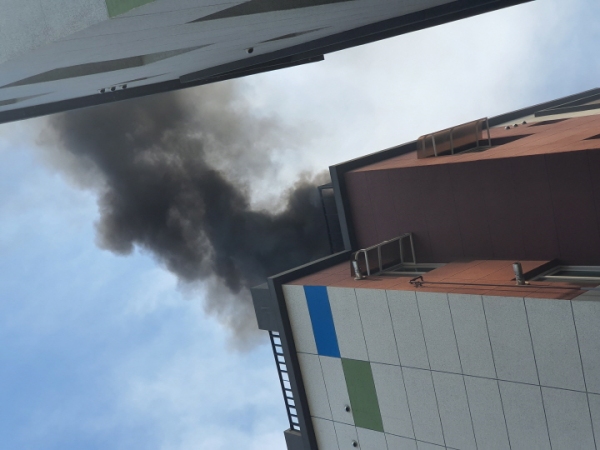 ▲ 13일 오후 1시 31분경 일산동구 성현로 659번길 한 빌라에서 검은 불길이 치솟고 있다.