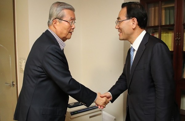 미래통합당 김종인(왼쪽) 비상대책위원장과 주호영(오른쪽) 원내대표(사진 제공 = 미래통합당)