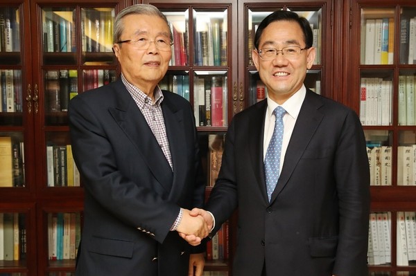 미래통합당 김종인(왼쪽) 비상대책위원장과 주호영(오른쪽) 원내대표(사진 제공 = 미래통합당)