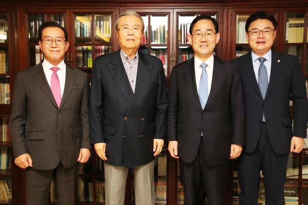 왼쪽에서 두번 째가 김종인 미래통합당 비상대책위원장(사진 제공 = 미래통합당)