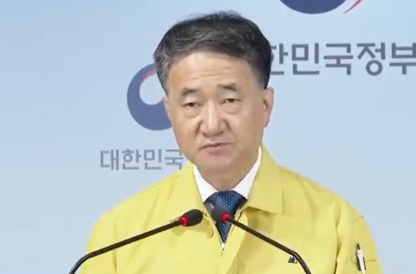 박능후 중앙재난안전대책본부 1차장(보건복지부 장관)이 28일 오후 세종시 정부세종청사에서 신종 코로나바이러스 감염증(코로나19) 대응 수도권 방역조치 강화 등과 관련해 중앙재난안전대책본부 브리핑을 했다.