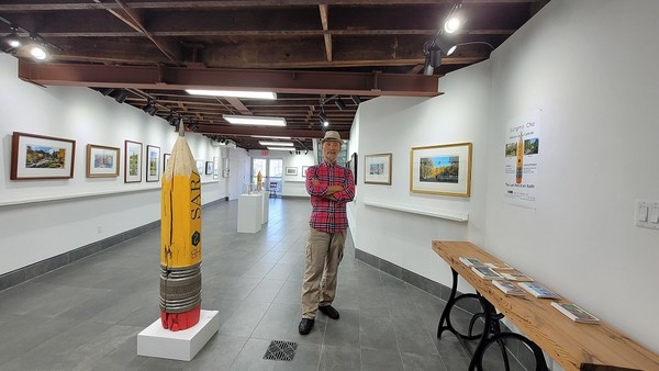 뉴욕 칼라 아트센터에서 '자연의 캔버스 & 지구의 마지막 연필'전을 열고있는 조성모 작가(사진 제공=뉴스로)