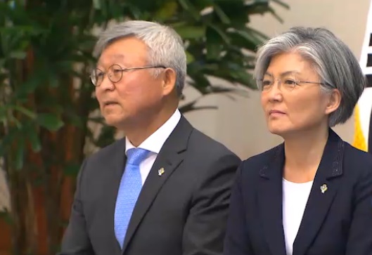 강경화 외교부장관과 배우자인 이일병(왼쪽) 전 연세대교수