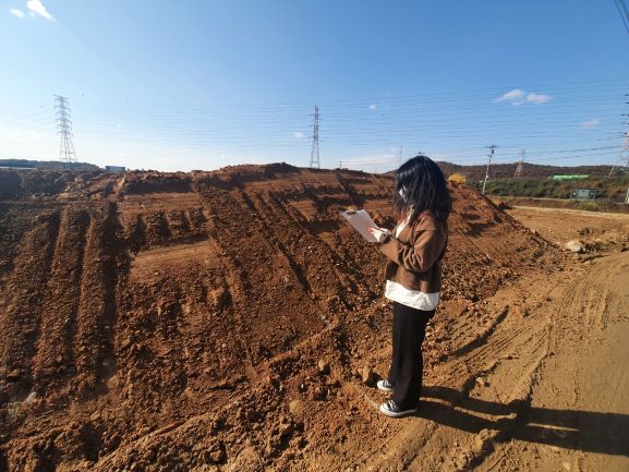 용인시 관계자가 불법 성토작업이 진행되고 있는 농지를 조사하고 있다.사진/용인시