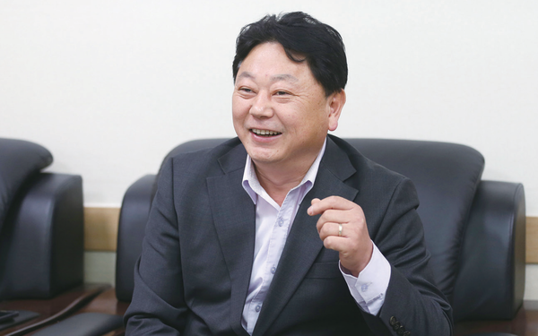 박태원 수원시의회 의원이 인터뷰에 앞서 밝은 표정으로 카메라 앞에 포즈를 잡았다.