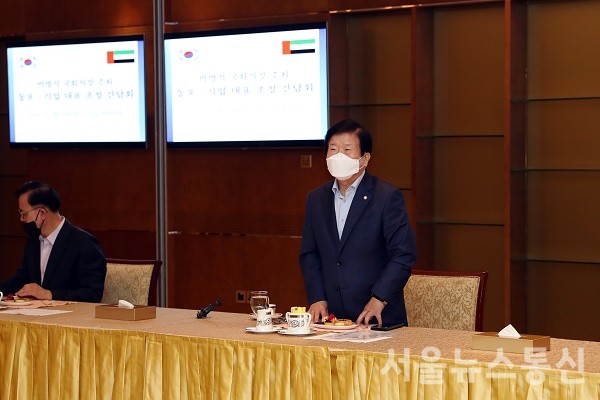박병석 국회의장이 아랍에미리트(UAE) 공식방문 사흘째인 12일 오전(현지시간) 아랍에미리트 팰리스 호텔에서 UAE 동포·기업 대표 초청 간담회를 갖고 동포, 기업대표들을 격려하고 있다.