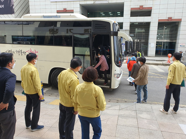 성남시가 거동이 불편한 75세 이상 어르신을 코로나19 예방접종센터로 수송하는 차량을 오는 4월 29일부터 12대에서 16대로 늘려 운행키로 했다. 사진은 야탑종합운동장에 마련된 백신접종 센터에 도착한 어르신이 차량에서 하차하는 광경. 자료사진/성남시