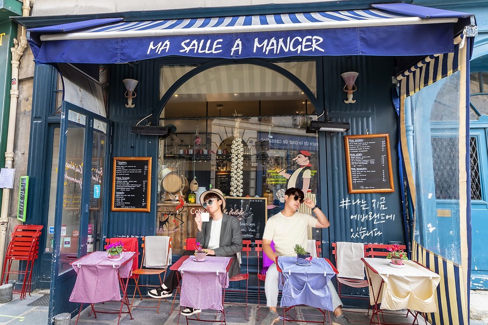 파리 '생제르망 데프레' 카페 거리로 변신하는 에버랜드 로즈가든(사진 제공 = 에버랜드)