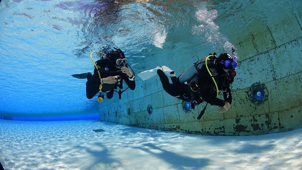 캐리비안 베이 파도풀에서 진행되는 스쿠버 다이빙 체험 프로그램(사진 제공 = 에버랜드)