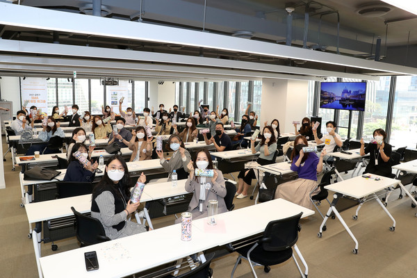 SMA 10주년을 기념하여 참가자들이 팀빌딩 이벤트로 축하메시지와 소원을 적은 희망등을 만들었다.(사진 제공 = 서울관광재단)