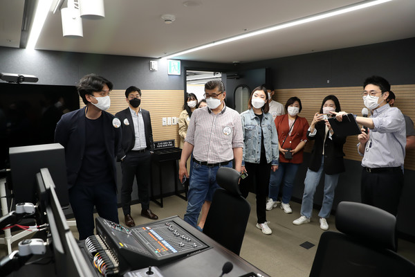 서울관광플라자에 새로 조성된 온라인 스튜디오를 시찰하며 활용방법을 듣고 있다.(사진 제공 = 서울관광재단)