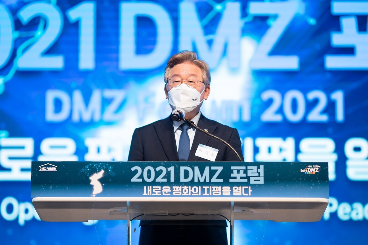 이재명 경기도지사가 '2021 DMZ' 포럼 개회식에서 개회사를 하고 있다. [사진=경기도]