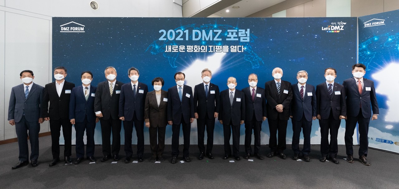 21일 오전 킨텍스 제1전시장 3층 그랜드볼룸에서 이재명 경기도지사, 임동원 前 통일부장관, 한명숙 前 국무총리, 정세현 민주평화통일자문회의 수석부의장, 김명곤 前문화관광부장관, 김사열 국가균형발전위원회 위원장, 문정인 세종연구소이사장, 이해찬 동북아평화경제협회이사장, 이인영 통일부장관, 김준형 국립외교원 원장, 김홍걸 국회의원, 이재준 고양시장, 최종환 파주시장, 장현국 경기도의회의장, 심규순, 김달수, 염종현, 정희식 경기도의원 및 조직위원회 11명, 국제평화교류위원회위원 12명이 참석한 가운데 '2021 DMZ' 포럼 개회식이 열리고 있다. [사진=경기도]