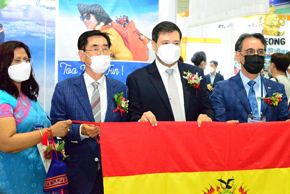 코트파 신중목 회장이 볼리비아 관에서 대사들과 기념 촬영 하고있다. (사진 = 이민희기자)
