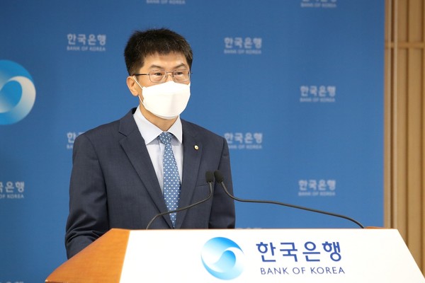  황상필 한국은행 경제통계국장이 6일 오전 서울 중구 한국은행에서 2021년 6월 국제수지(잠정)의 주요 특징을 설명하고 있다.(사진 제공 = 한국은행)
