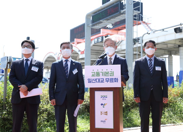 일산대교 공익처분 계획 합동 브리핑(좌측부터 최종환 파주시장, 정하영 김포시장, 이재명 경기도지사,이재준 고양시장). [사진=경기도]