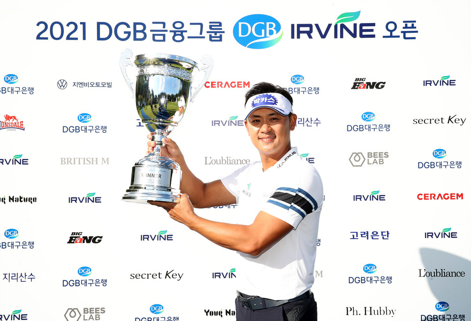 경북 칠곡 파미힐스CC 에서 19일 치뤄진 2021년 한국프로골프(KPGA) 코리안투어 'DGB금융그룹 어바인오픈' 파이널 라운드에서 박상현 프로가 우승을 차지했다. 박상현 프로는 통산 10승, 우승상금 1억 원을 거머졌다.