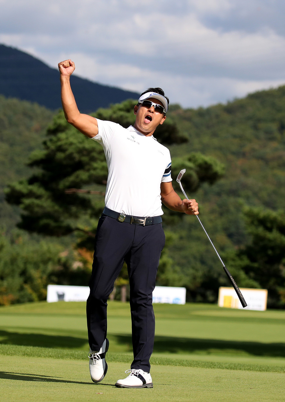 경북 칠곡 파미힐스CC 에서 19일 치뤄진 2021년 한국프로골프(KPGA) 코리안투어 'DGB금융그룹 어바인오픈' 파이널 라운드에서 박상현 프로가 우승을 차지했다. 박상현 프로는 통산 10승, 우승상금 1억 원을 거머졌다.