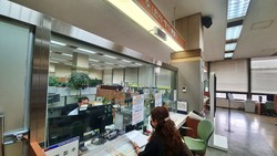 (사)대한문신사중앙회 임보란 회장이 27일 오전 서초동 대법원 동관 민원 접수처에서 의료법관련 탄원서를 제출하고 있다. 