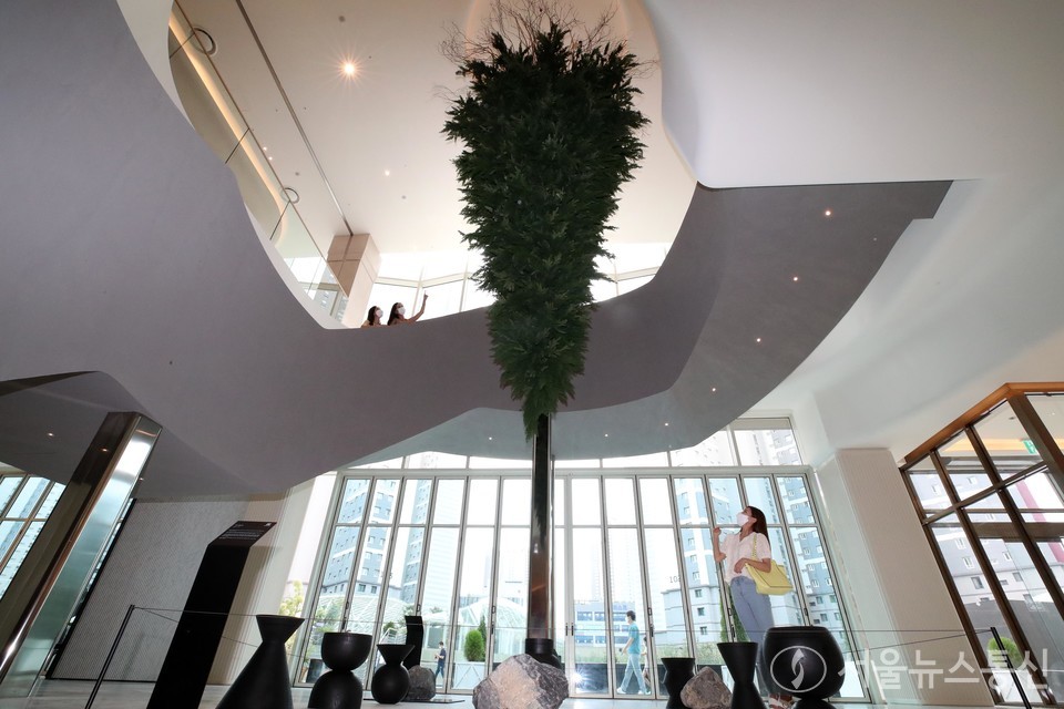 경기도 화성시 오산동 소재 롯데백화점 동탄점 3층 더 테라스 옆에서 27일, 고객이 임정주 작가의 'Noneloquent(논엘로퀀트)' 시리즈를 구경하고 있다.