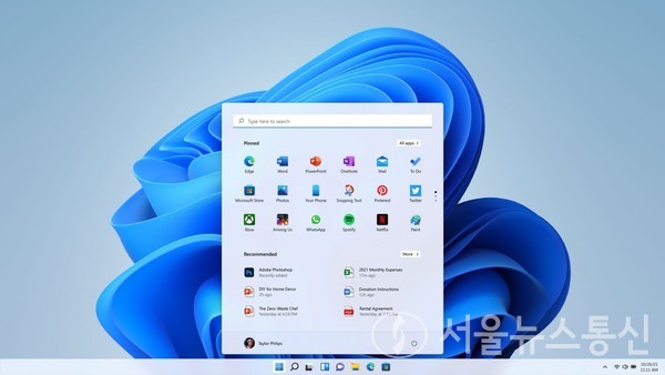 ▲ 윈도우11에서는 시작메뉴가 중앙으로 옮겨졌다. / 사진=마이크로소프트(MS)