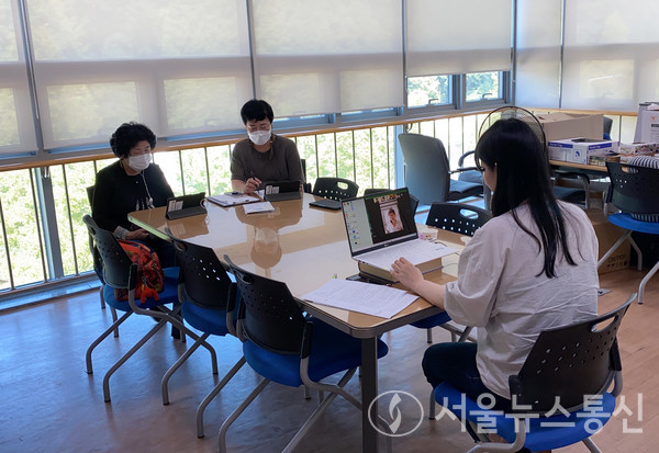 아주대 의과대학 · 수원시 노인정신건강복지센터 코로나19 극복, 어르신과 랜선으로 만나 / 사진=아주대학교