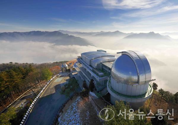 별마로 천문대는 강원도 영월읍 영흥리 봉래산 정상에 건설된 국내 최대 규모의 천문대이다. 별마로란 별, 마루(정상), 로(고요할 로)의 합성어로 '별을 보는 고요한 정상' 이라는 뜻이다. 연간 관측일수가 196일로 우리나라 평균 116일보다 훨씬 많아 국내 최고의 관측 여건을 가지고 있는 별마로천문대는 2001년 10월 13일에 개관하였다. 