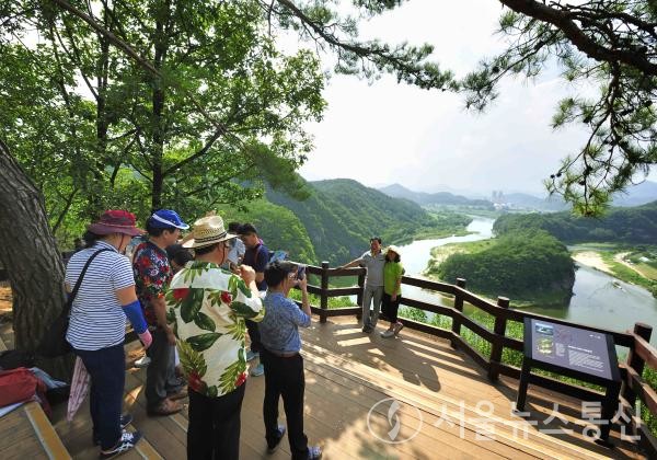 강원도 영월군 한반도면 옹정리에 위치한 한반도 지형은 국가지정문화재 명승 제75호로 삼면이 바다인 우리 땅을 그대로 옮겨 놓은 듯한 풍경으로 나서 강변에 아담하게 자리 잡고 있다. 또한 쉽게 볼 수 없는 석양을 볼 수 있다.