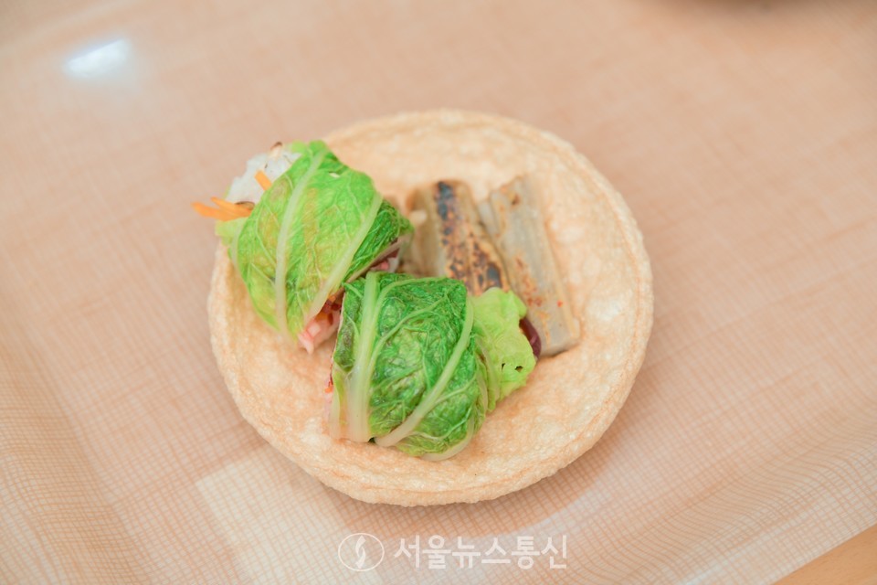 ‘2021 전주비빔밥축제’가 오는 31일까지 매주 토·일요일 전주 한옥마을 향교 일대에서 열린다. (사진 = 이진원 작가) 