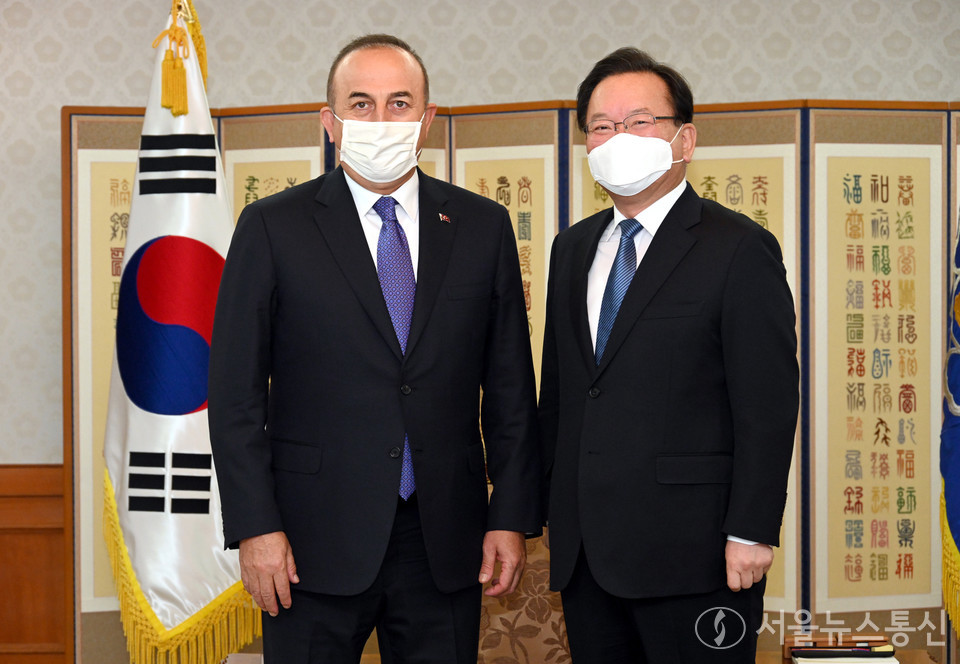김부겸 국무총리는 22일 오후 메블륫 차부쉬오울루(Mevlüt Çavuşoğlu) 터키 외교장관을 접견하고 기념촬영을 하고 있다. 