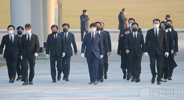 이준석 당 대표와 김기현 원내대표 및 원희룡, 유승민, 홍준표 대선경선후보자들은 26일 오전 서울 동작구 국립서울현충원 현충탑을 참배하고 있다/사진=국민의힘 제공