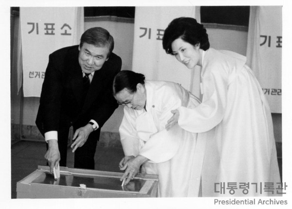 노태우 대통령 내외분 노모 김태향여사와 함께 제13대 국회의원총선거 투표 모습 / 사진=대통령기록관