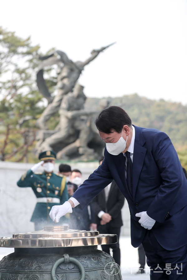 국민의 대권주자인 윤석열 전 검찰총장이 이날 오후 2시 국립현충원을 찾아 참배라고 있다./사진=윤석열 캠프 제공