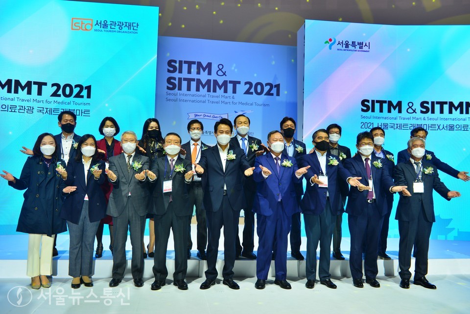 오세훈 서울시장이 26일 오후 세빛섬에서 열린 '서울국제트래블마트' 개막식에 참석해 코로나19로 어려움을 겪고 있는 국내‧외 관광업계 관계자들에게 희망과 위로의 메시지를 전달했다. (사진 = 이민희 기자)