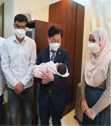 박범계 법무부장관이 아프간인 아기 ‘한아’를 안아보고 있다.