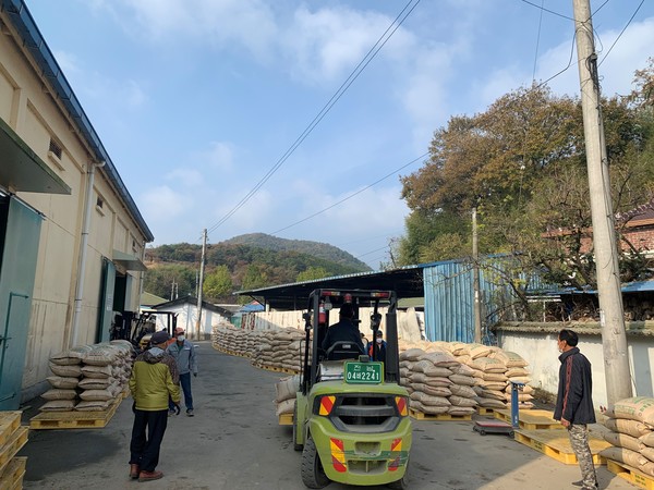 공공비축미 포대벼 매입_1 : 공공비축미 매입 중에 지게차로 포대벼를 옮기는 모습