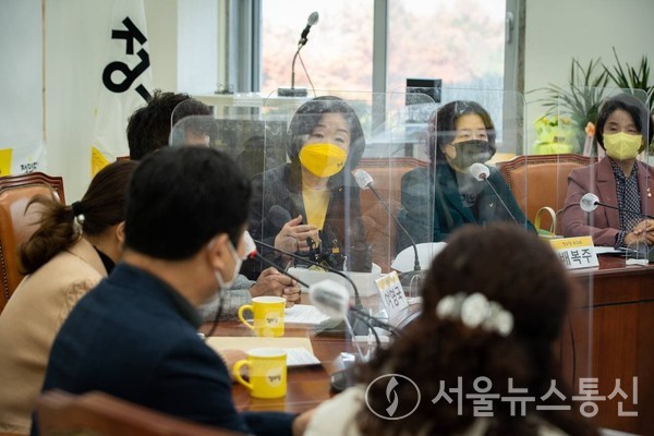 정의당 심상정 대선후보가 3일 국회에서 열린 군사상유가족협의회 간담회에 참서하여 발언 하고 있다./사진=정의당 제공