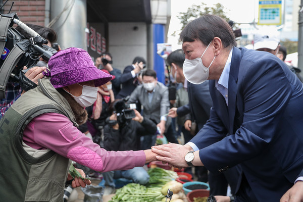 윤석열 국민의힘 대선 경선후보가 4일 오후 경기 포천 소흘읍 송우리시장을 찾아 상인과 인사하고 있다/사진=윤석열 캠프 제공