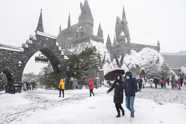  겨울옷을 입은 관광객들이 7일 눈 내리는 날씨에도 베이징 유니버설 스튜디오를 찾아 즐거운 주말을 보냈다. 2021.11.7/신화통신