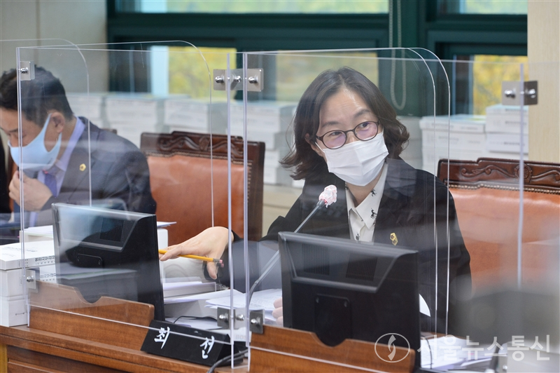 최선 서울시의원이 9일 시의회 별관에서 진행된 SBA 행감에서 질의하고 있다. (사진 제공 = 서울시의회)