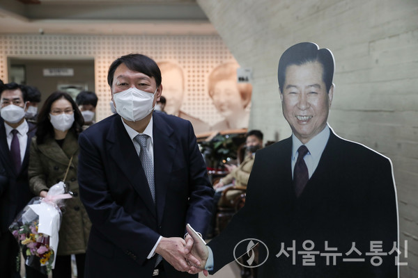 국민의힘 윤석열 대선 후보가 11일 오전 전남 목포시 김대중 노벨평화상기념관를 방문, 김 전 대통령의 사람크기 사진과 악수하고 있다./2021.11.11/사진=윤석열캠프